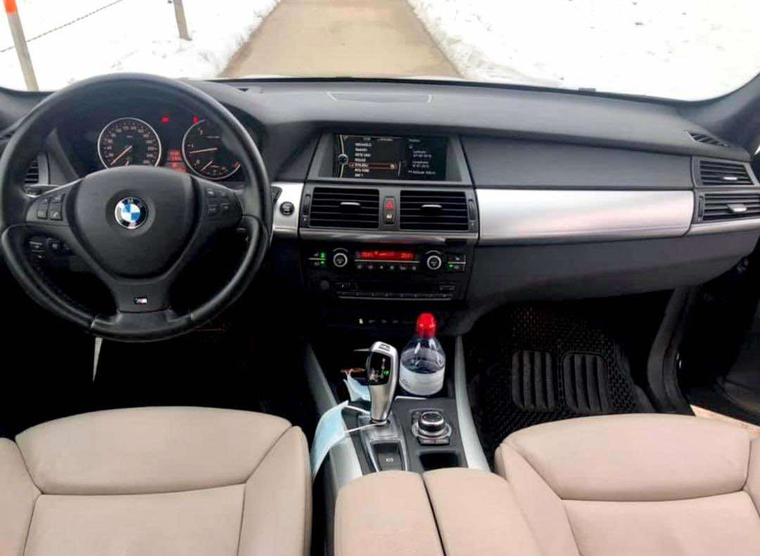 
								BMW X5 M40d  BMW X5 M40d en très bonne état, 240000km, année 2010 full									