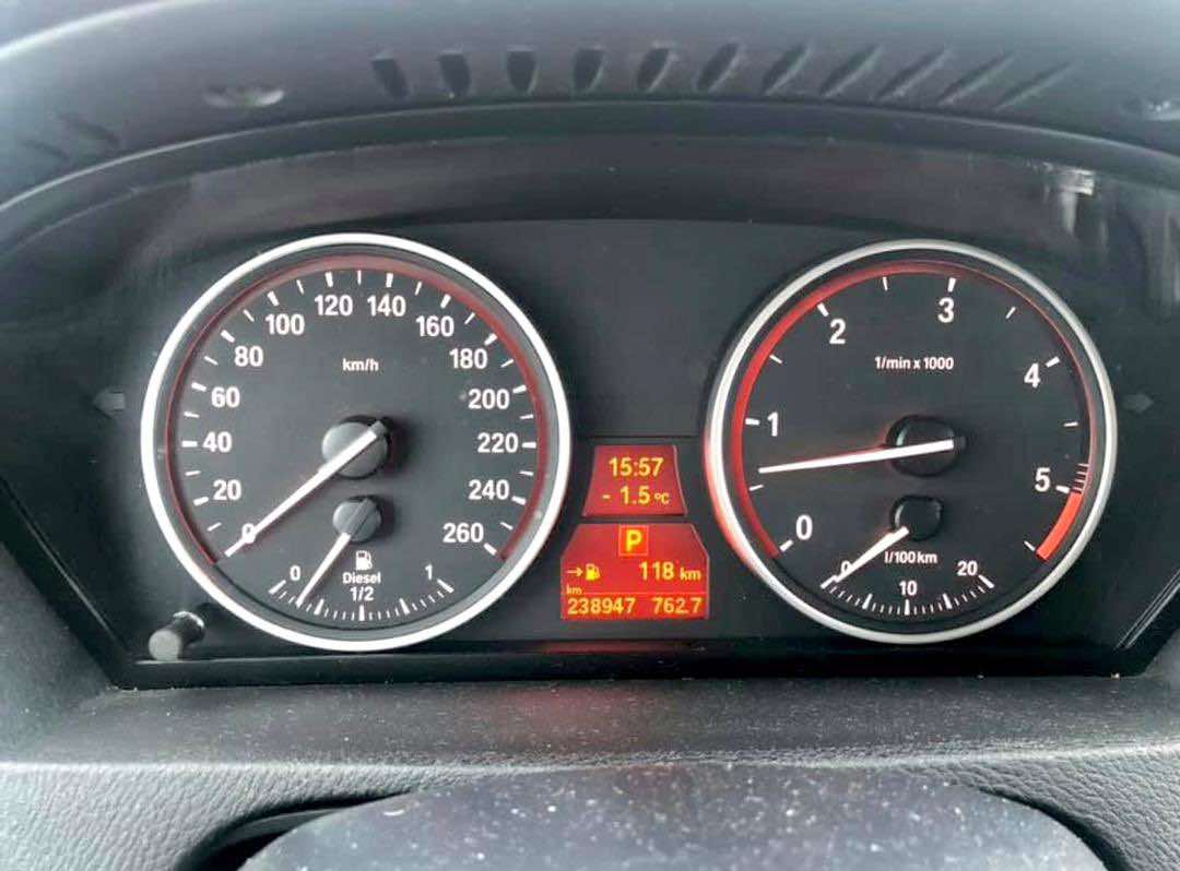 
								BMW X5 M40d  BMW X5 M40d en très bonne état, 240000km, année 2010 full									