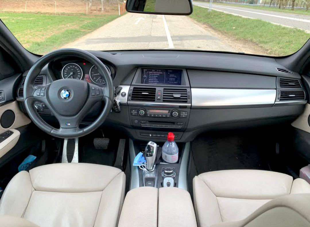 
								BMW X5 M40d  BMW X5 M40d en très bonne état, 240000km, année 2010 full									